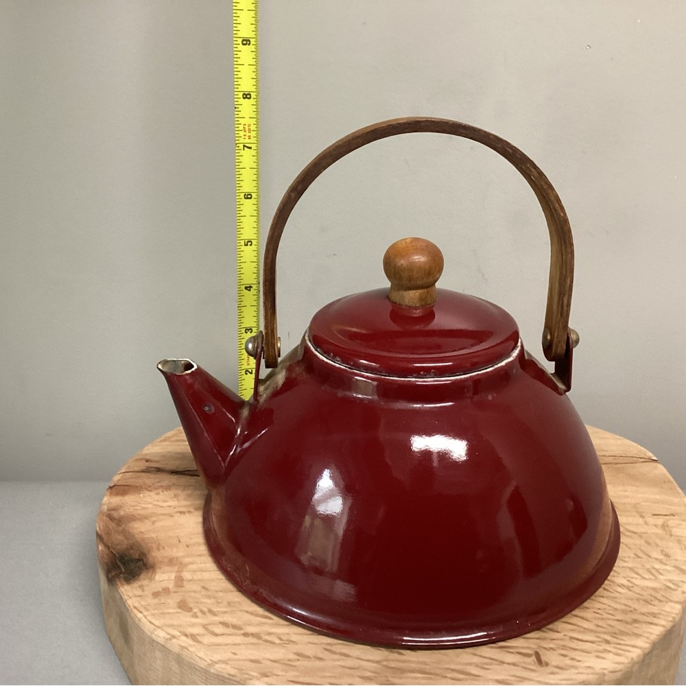 🔴 Vintage - MCM - Danish Red Enamel Tea Pot / Kettle - Wood Handle & Knob - Picture 12 of 13